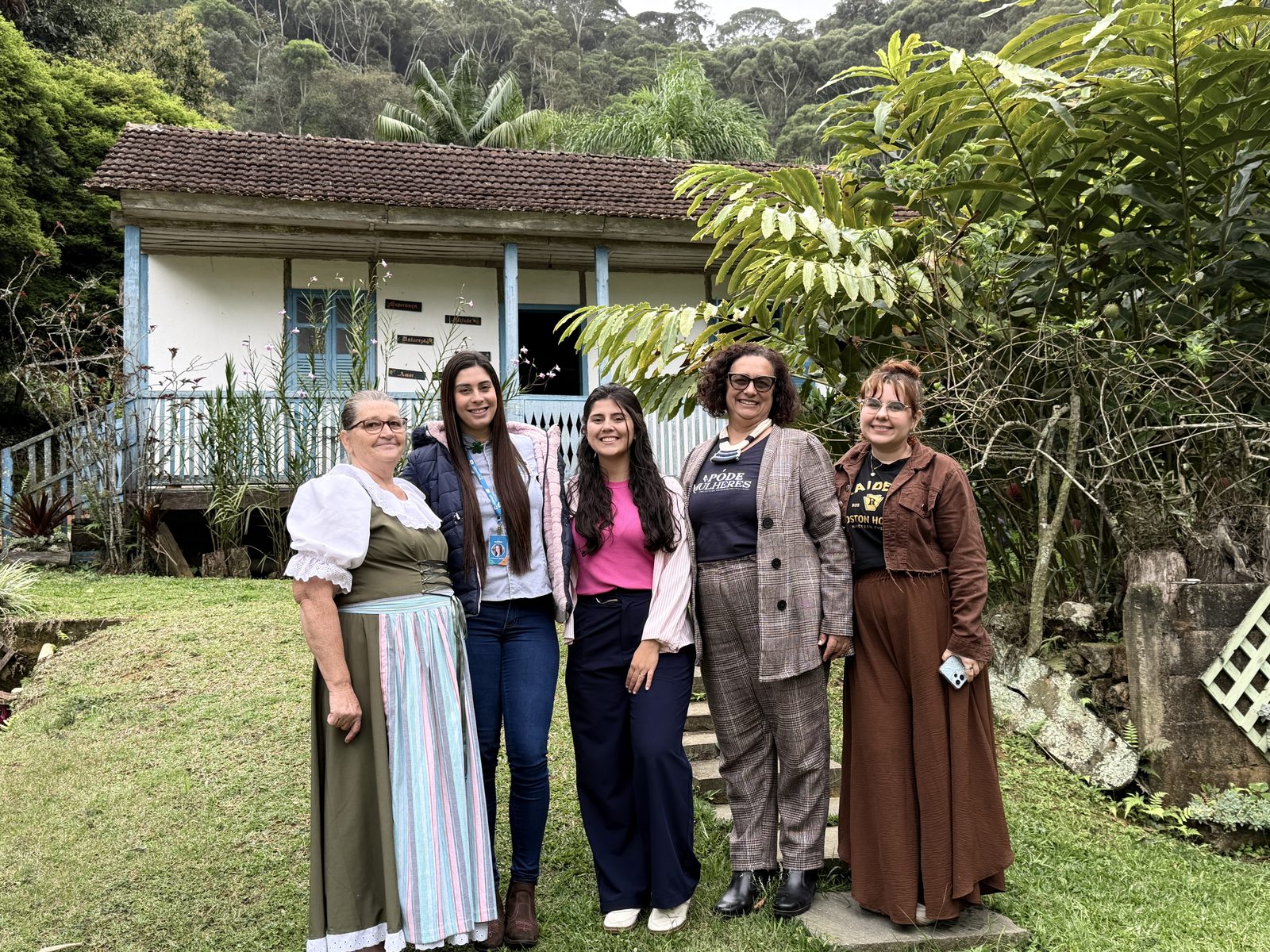 Grupo da imersão em frente a uma casa de madeira no interior do Espírito Santo