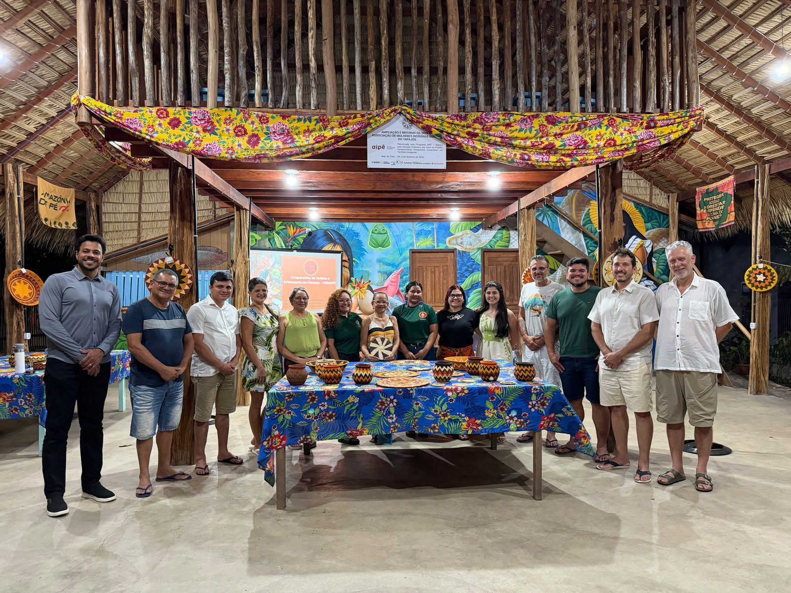 Encontro da imersão em cooperativismo no Pará, com artesanato e a equipe da visita