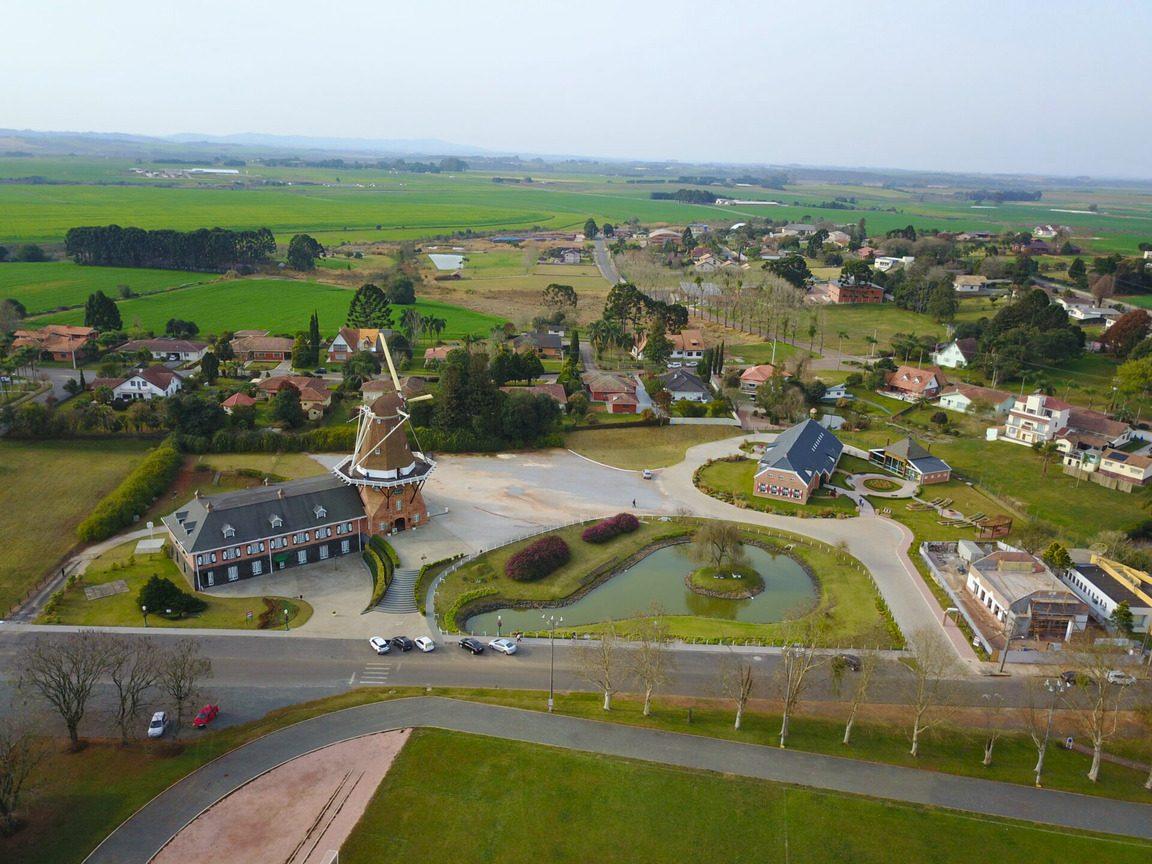 Moinho e vila de Campos Gerais, na Rota Holandesa
