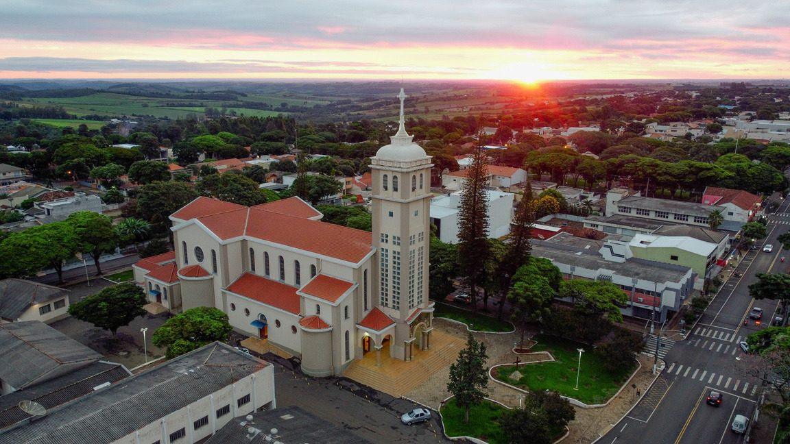 Igreja e entardecer no Norte Pioneiro do Paraná