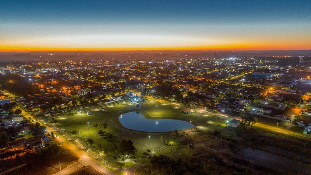 Cidade do Oeste do Paraná ao anoitecer
