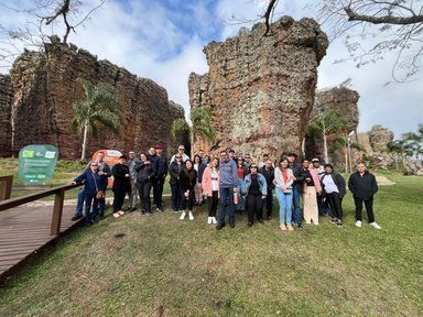 Grupo da Cooptur no Parque Estadual de Vila Velha, em Ponta Grossa (PR)